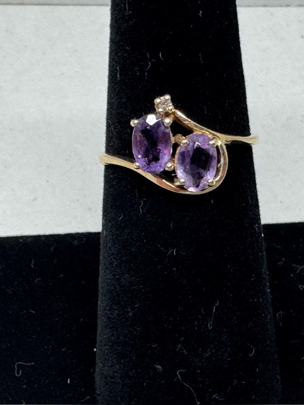 10kt Gold Ring with 2 Amethyst Center Stones Sz 6.5